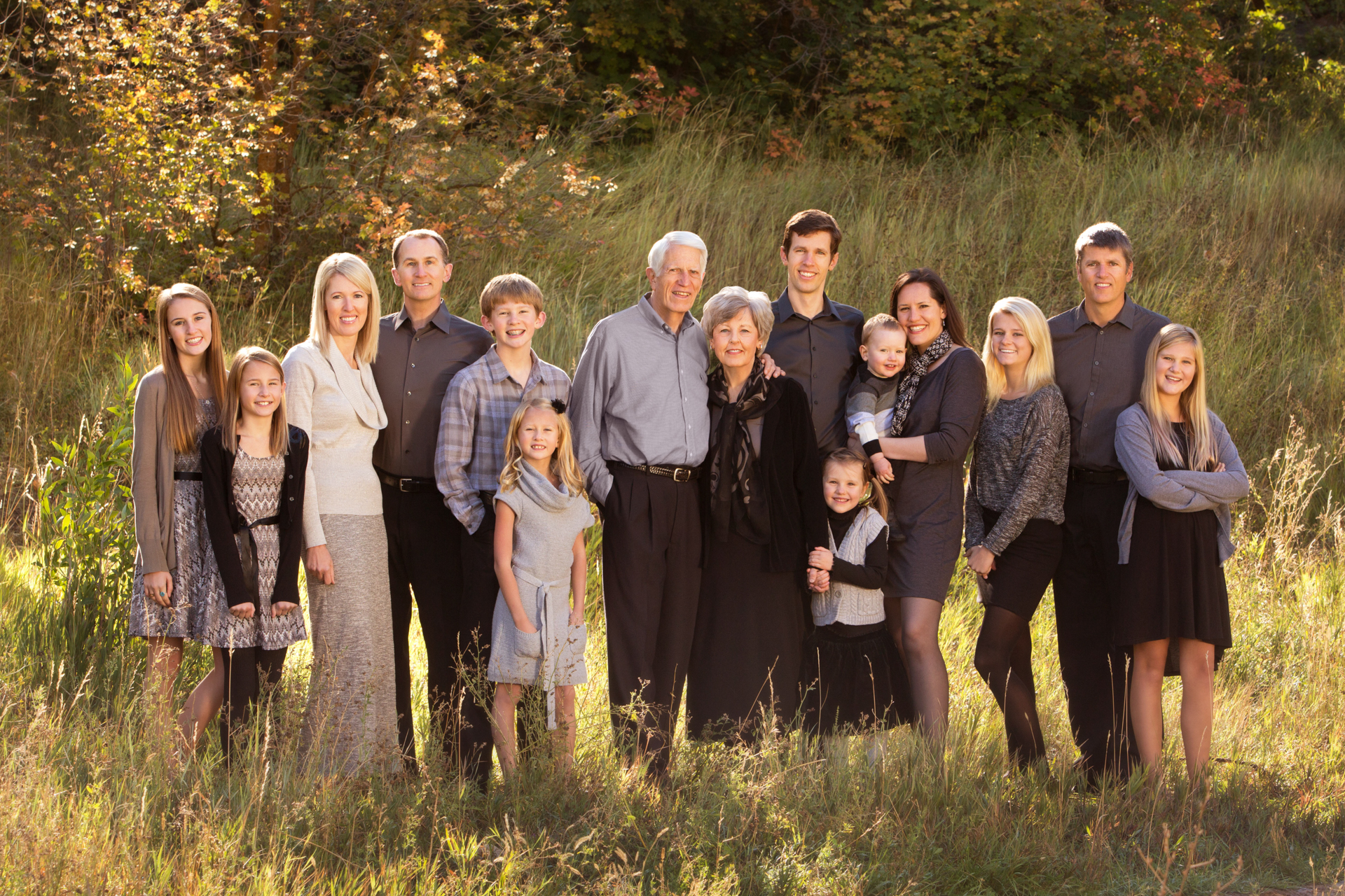 9 Simple Ways To Pose Large Families for Portraits, my big family HD  wallpaper | Pxfuel